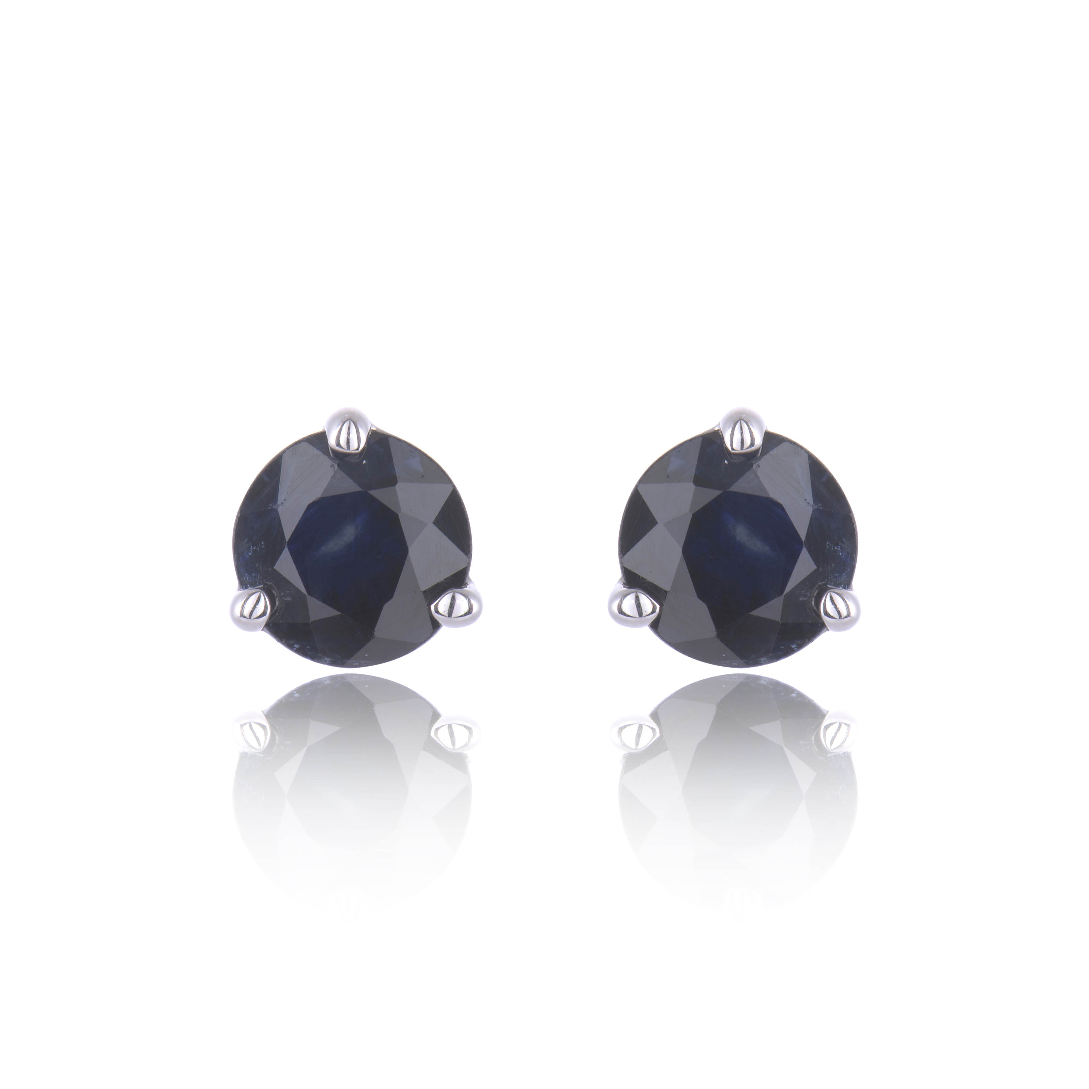 Round Cut Natural Diamond Stud Earrings In 18k White Gold 