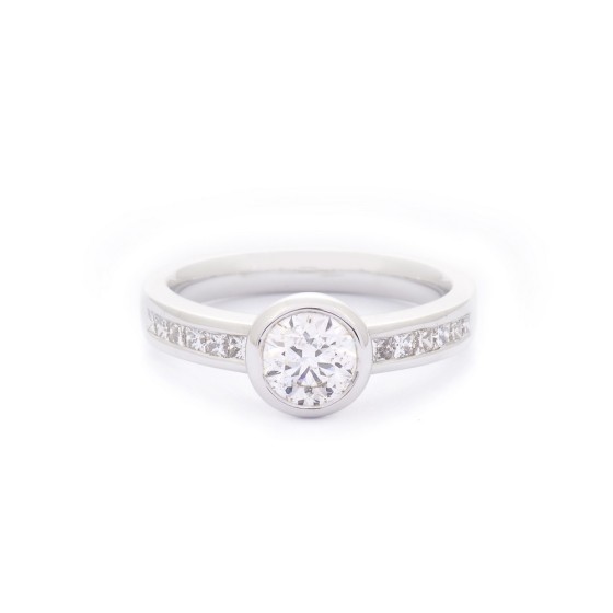 18ct White Gold Round Brilliant Diamond Solitaire with Princess Cut Diamond Shoulders, Total Weight 1.00ct.