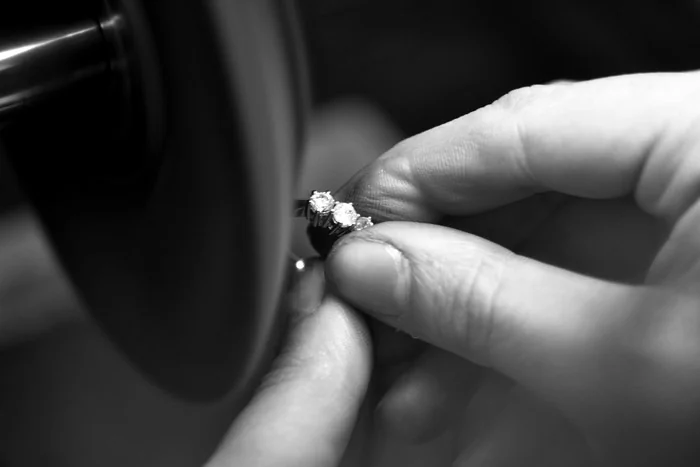 Polishing/rhodium (to the highest standard) Polishing/rhodium (to the highest standard)