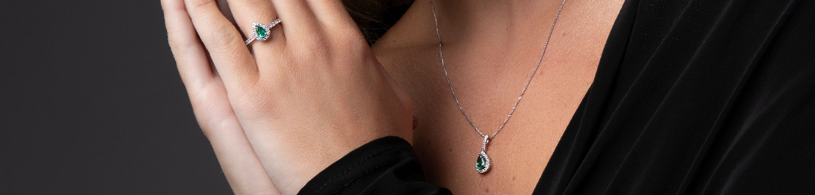 emerald jewellery set​, matching necklace and ring on model